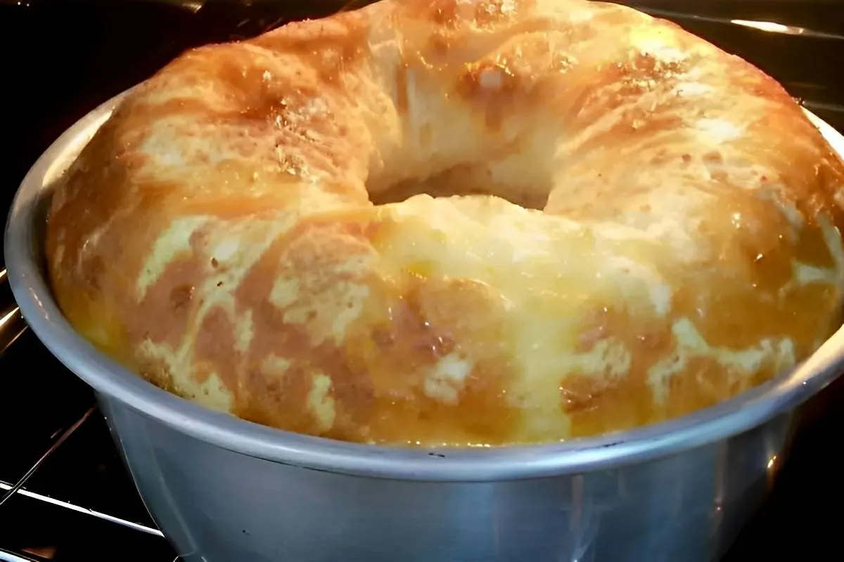 Bolo pão de queijo de liquidificador muito fácil para servir