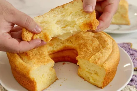 Bolo pão de queijo de liquidificador rápido e fácil de fazer