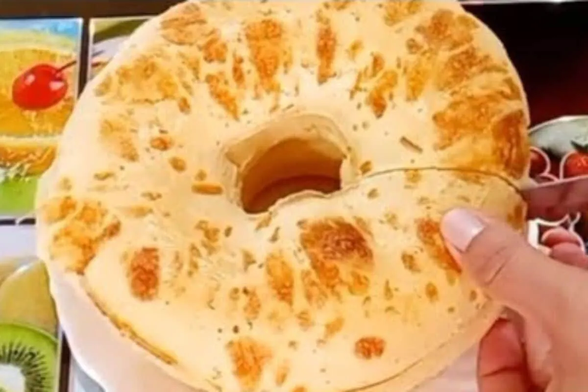 Bolo pão de queijo fácil e delicioso, perfeito para o café d