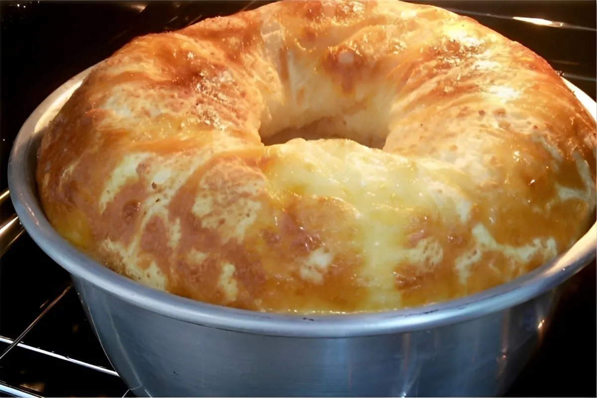 Bolo pão de queijo fácil que rende muito um lanche perfeito