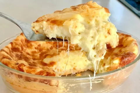 Bolo pão de queijo na travessa: uma ótima novidade para seu 