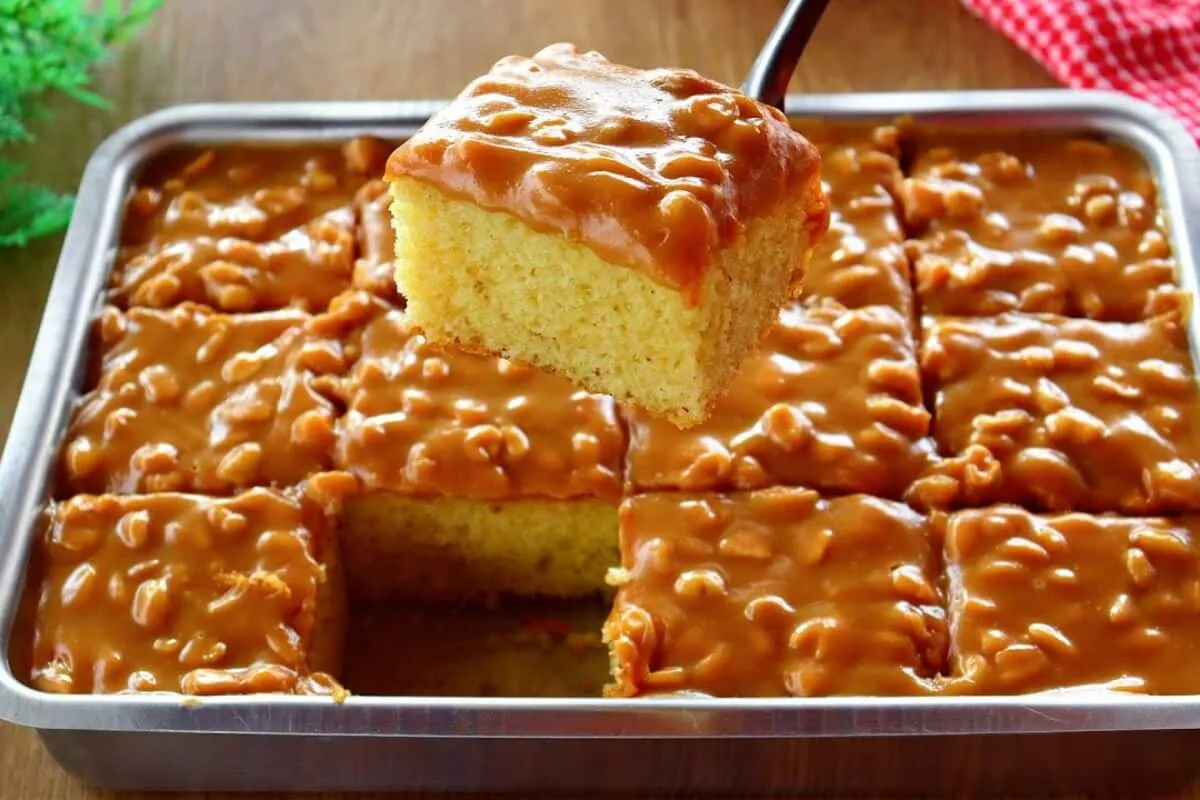 Bolo pé de moça cremoso que fica fofinho e a cobertura é inc