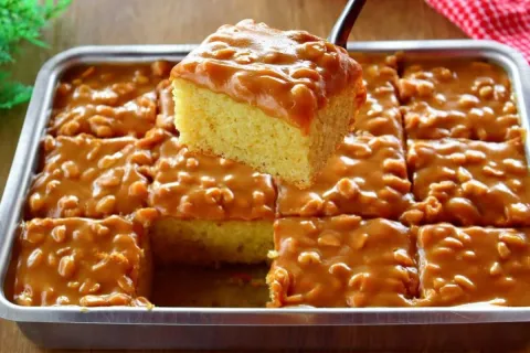 Bolo pé de moça cremoso que fica fofinho e a cobertura é inc