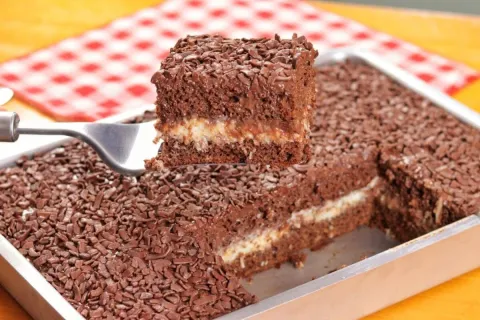 Bolo prestígio: bolo molhadinho com recheio cremoso, bolo ge