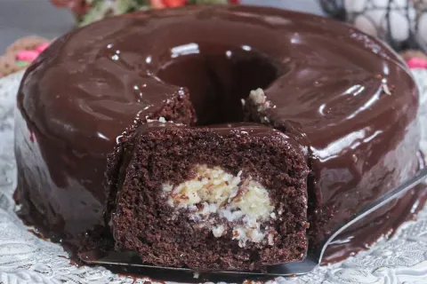 Bolo Prestígio de preguiçoso que já sai recheado do forno: f