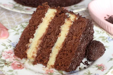 Bolo prestígio recheado com coco e coberto com chocolate, qu
