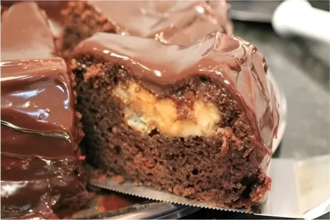 Bolo prestígio recheado esse bolo já sai do forno recheado c