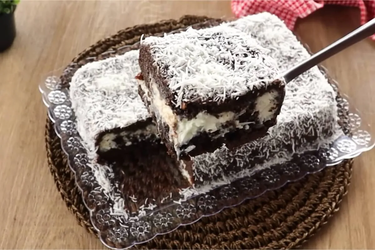 Bolo prestígio recheado saindo do forno, combinação irresist