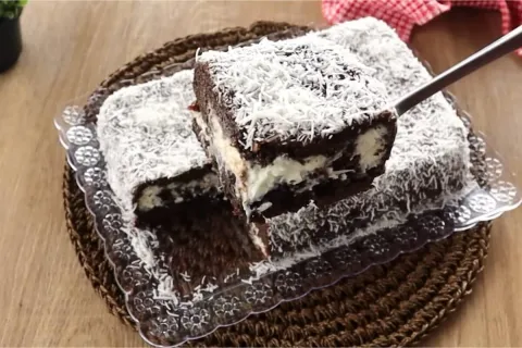 Bolo prestígio recheado saindo do forno, combinação irresist