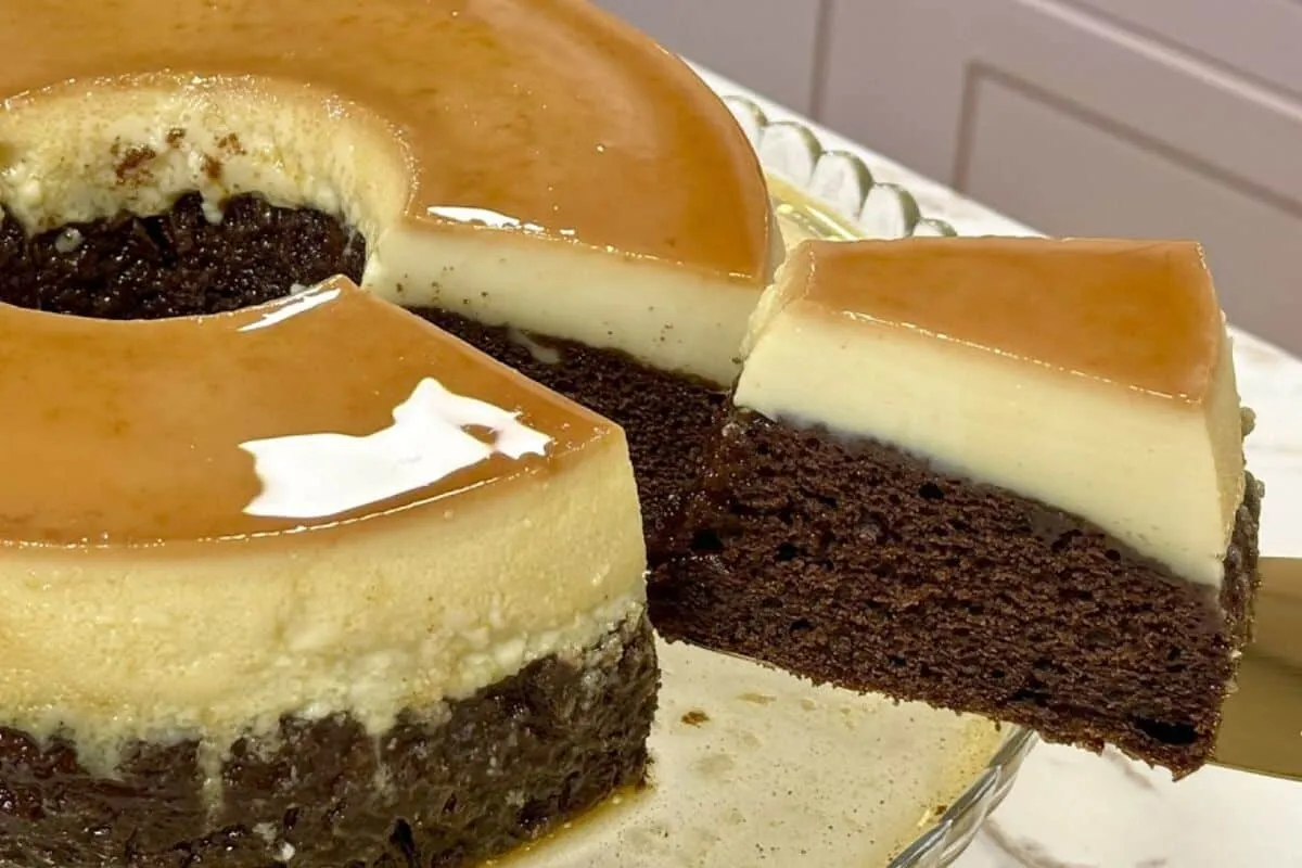 Bolo pudim de chocolate que sai recheado do forno e fica um