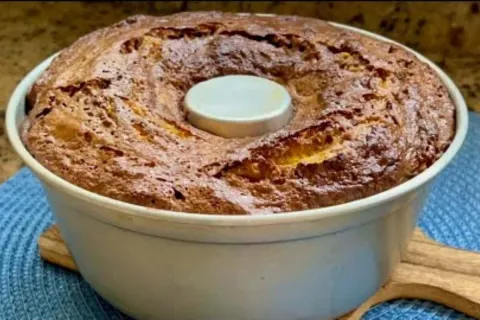 Bolo que já sai recheado do forno: super fácil de fazer e gr