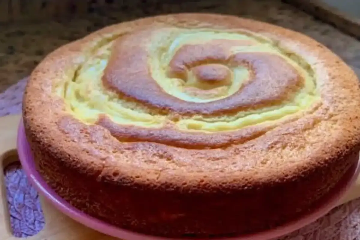 Bolo que sai recheado do forno, bem fofo, para você assar se