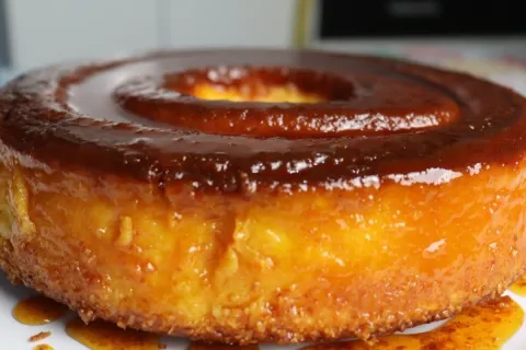 Bolo queijadinha cremosão que parece um pudim: perfeito para