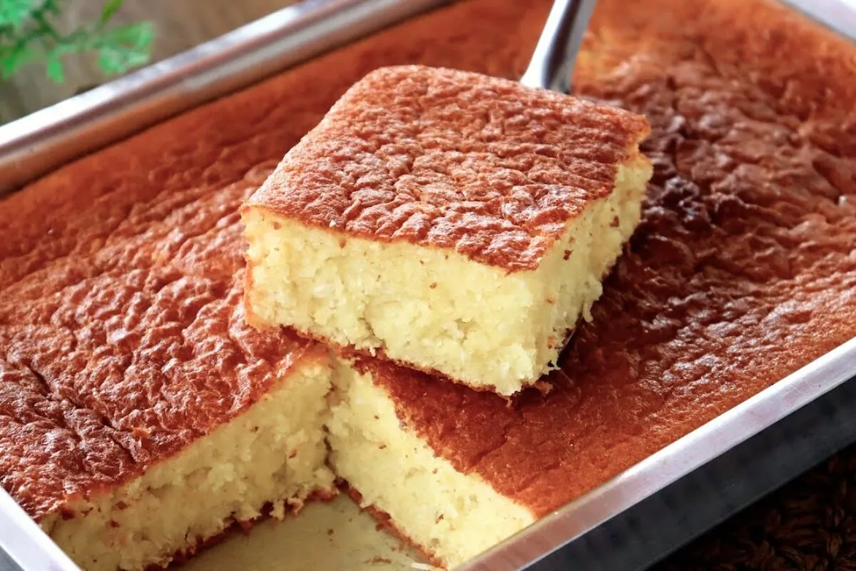 Bolo queijadinha fofinho e bem úmido, com sabor marcante e p