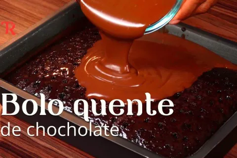 Bolo quente de chocolate molhadinho e irresistível: derrete 