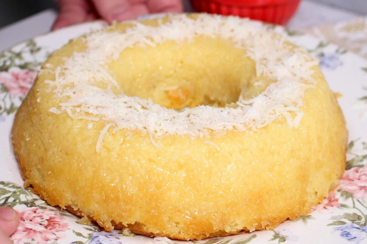 Bolo quindim com uma camada de coco super cremosa por baixo