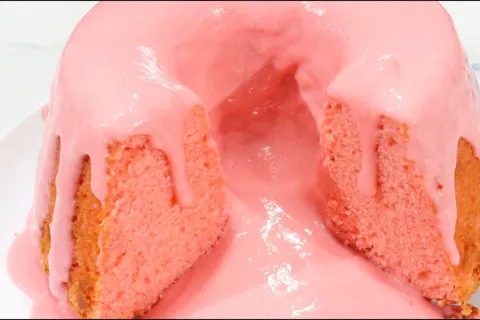 Bolo rosa de morango com cobertura: todo mundo vai te pedir 