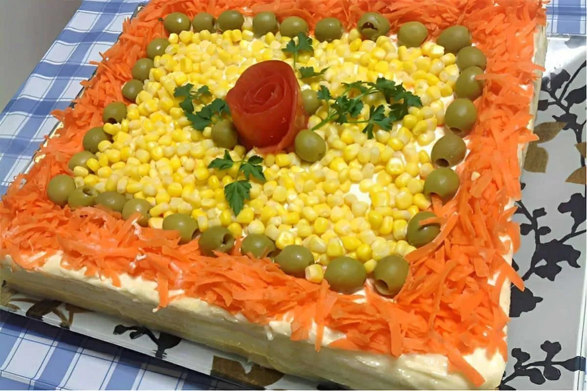 Bolo salgado com base de pão de forma e recheio de patê fáci