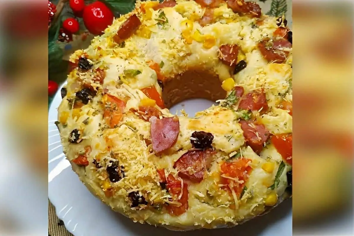 Bolo salgado com linguiça queijo e milho uma delícia perfeit