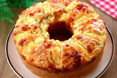Bolo salgado com um recheio completo e massa de liquidificad