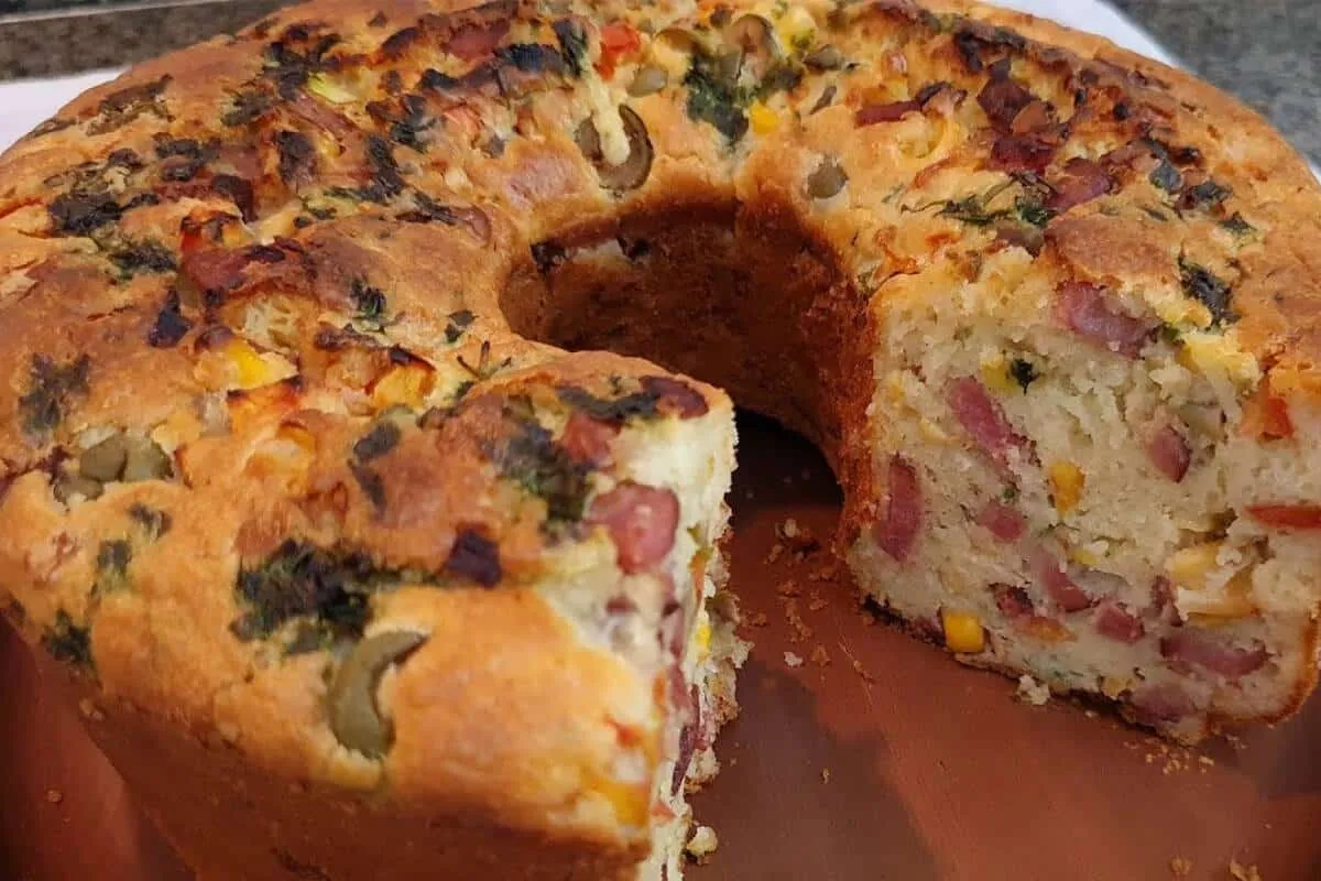 Bolo salgado de calabresa da roça: muito saboroso que pode a