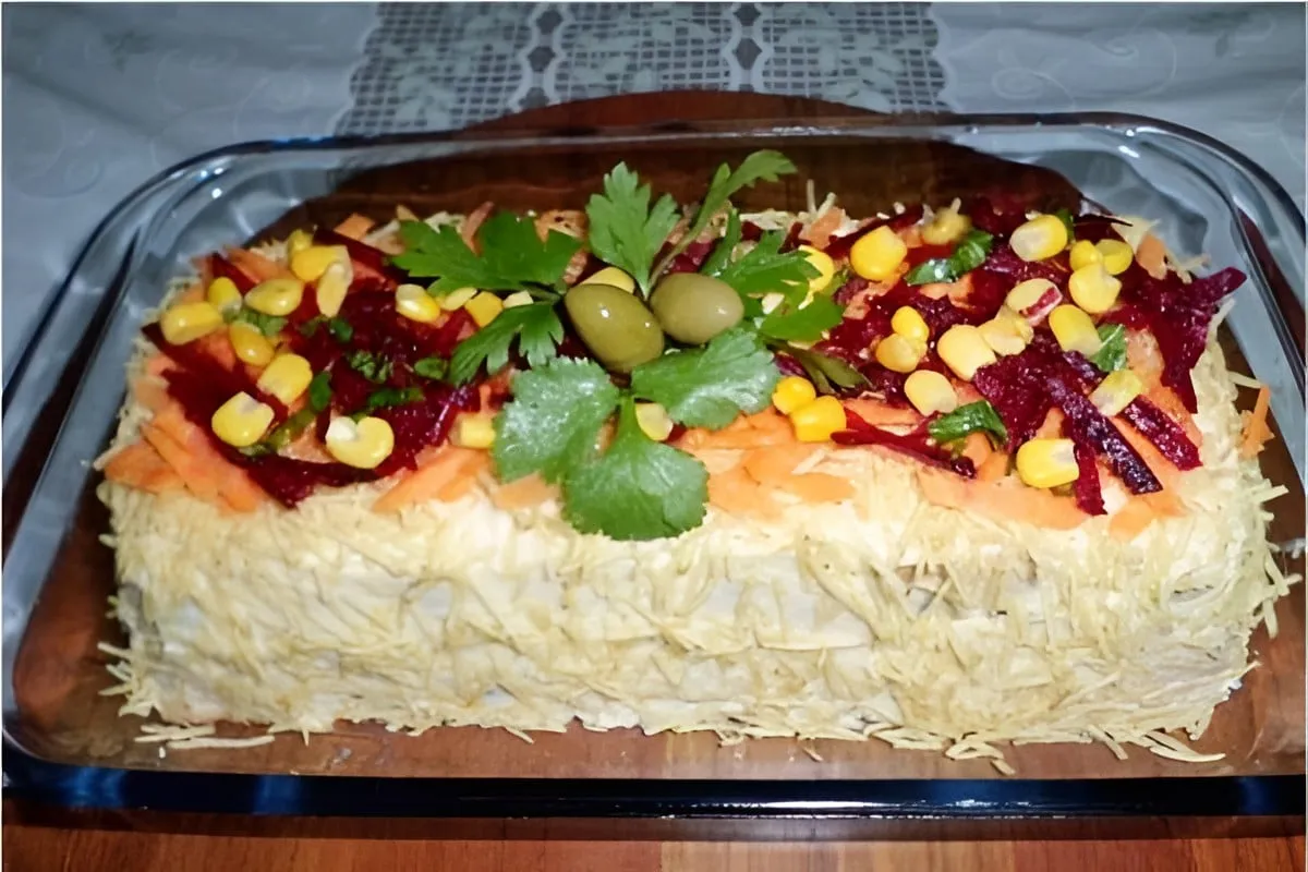 Bolo salgado de frango feito com pão de forma um lanche comp
