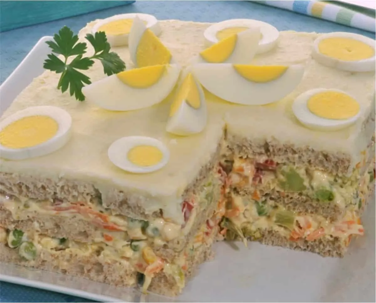 Bolo salgado de legumes feito com pão de forma super rápido