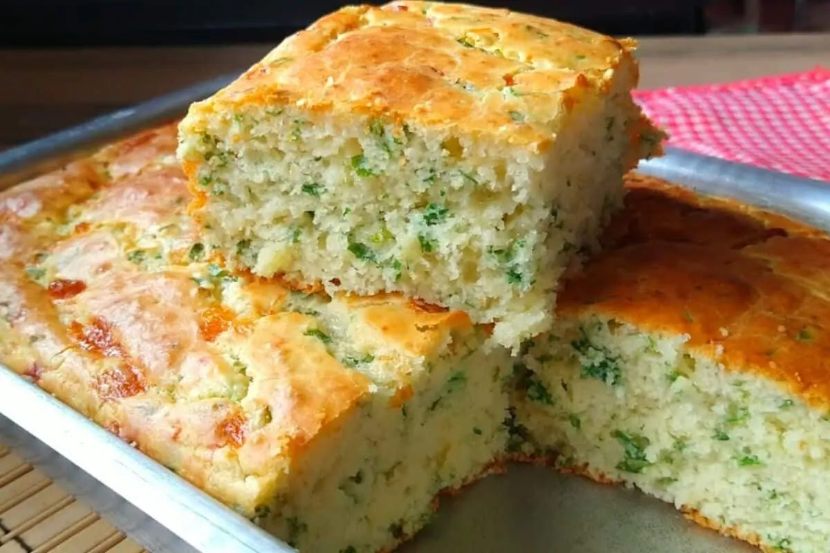 Bolo salgado fácil e saboroso que não fica com a massa seca