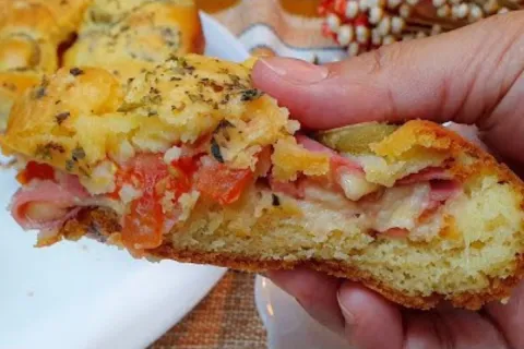 Bolo salgado fofinho e recheado: ideal para servir em qualqu