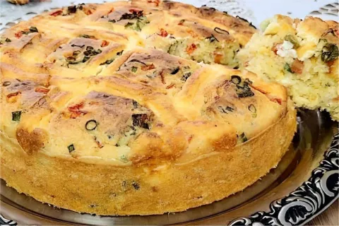 Bolo salgado fofinho fácil e delicioso perfeito para o seu l