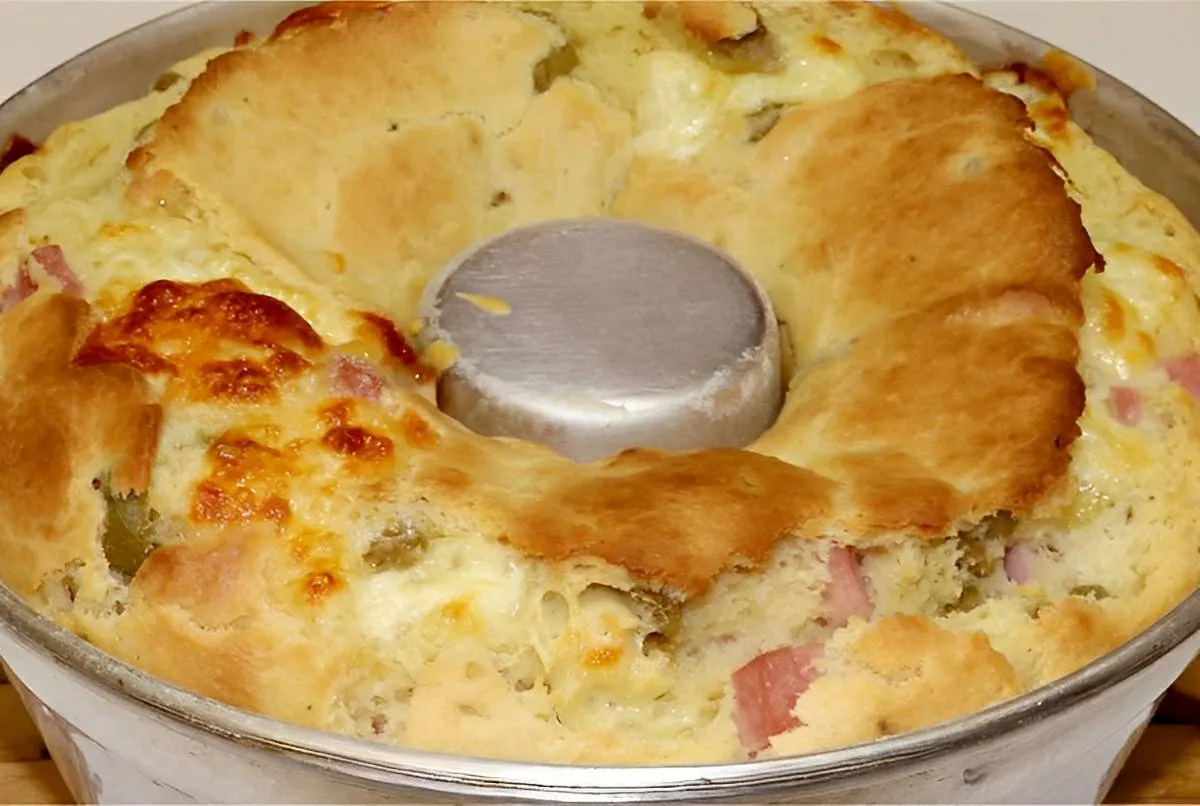 Bolo salgado simples já sai do forno recheado um lanche deli
