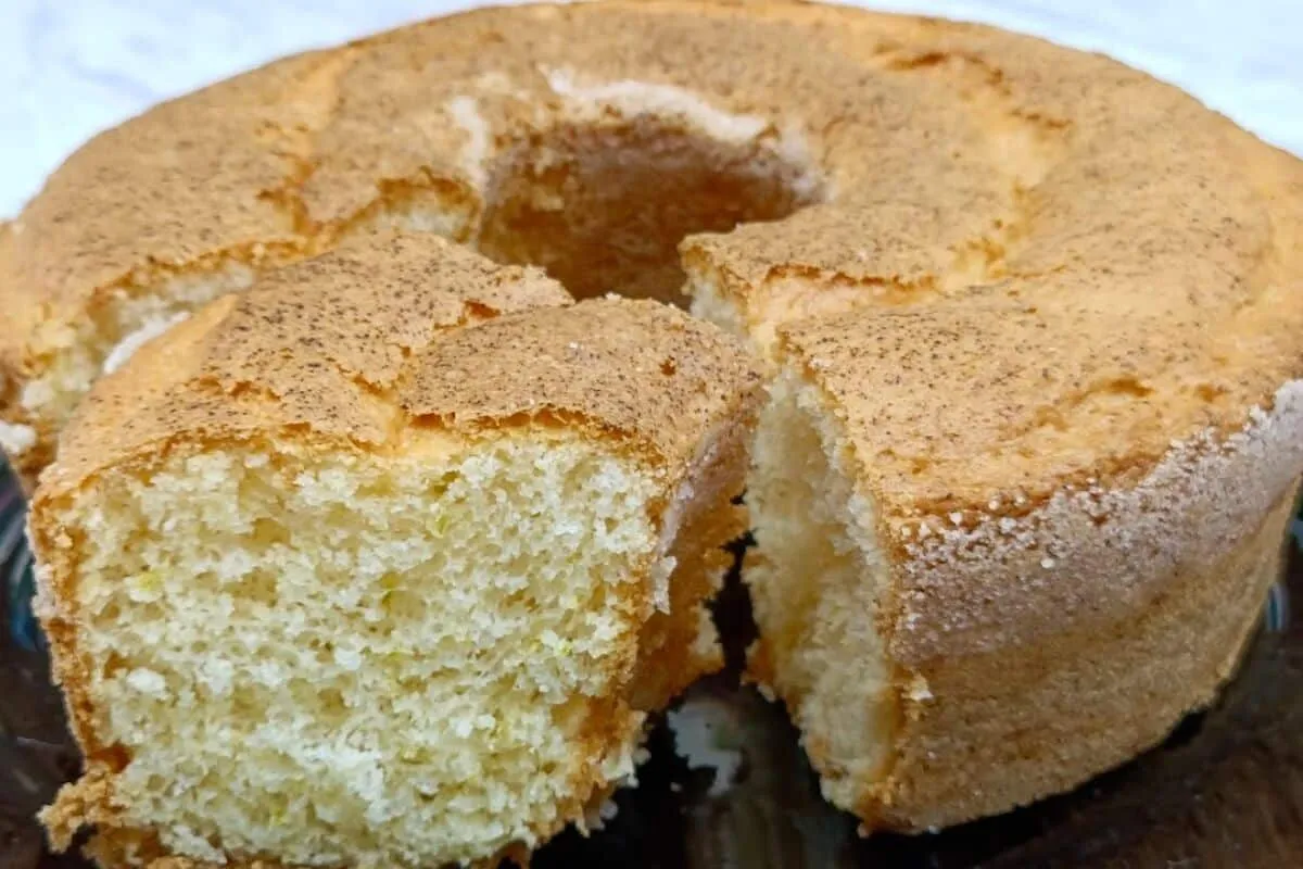 Bolo sem farinha de trigo maravilhoso que fica muito fofinho e é a opção perfeita para quem busca uma receita mais leve e muito saborosa