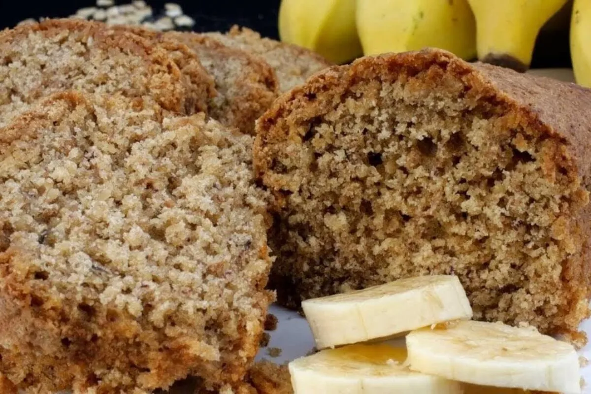 Bolo sem farinha feito com aveia e banana, sem lactose, glút