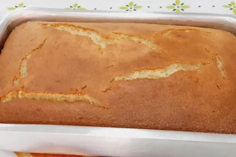 Bolo sem lactose fofinho e molhadinho feito sem trigo, uma d