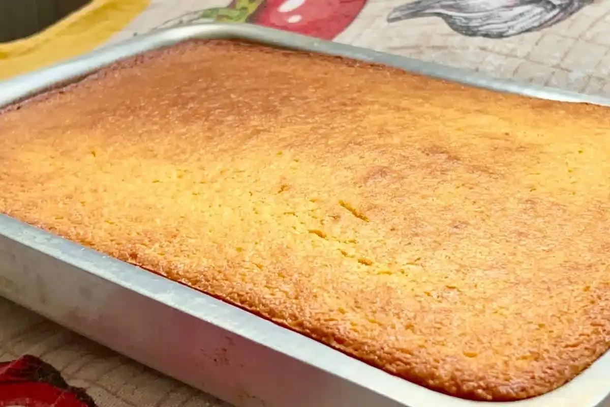 Bolo sem trigo delicioso na assadeira grande para o café da