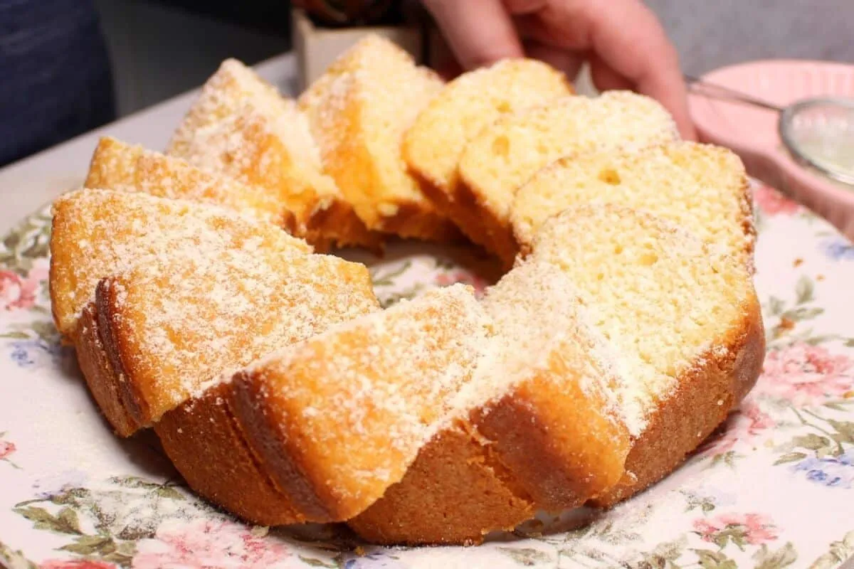 Bolo simples com iogurte incrivelmente fofinho, macio e sabo
