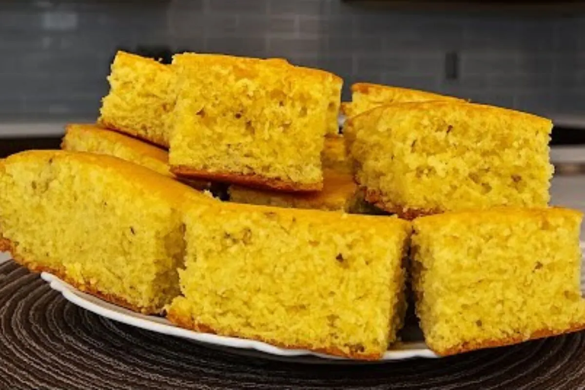 Bolo simples de fubá fofinho e saboroso perfeito para acompa