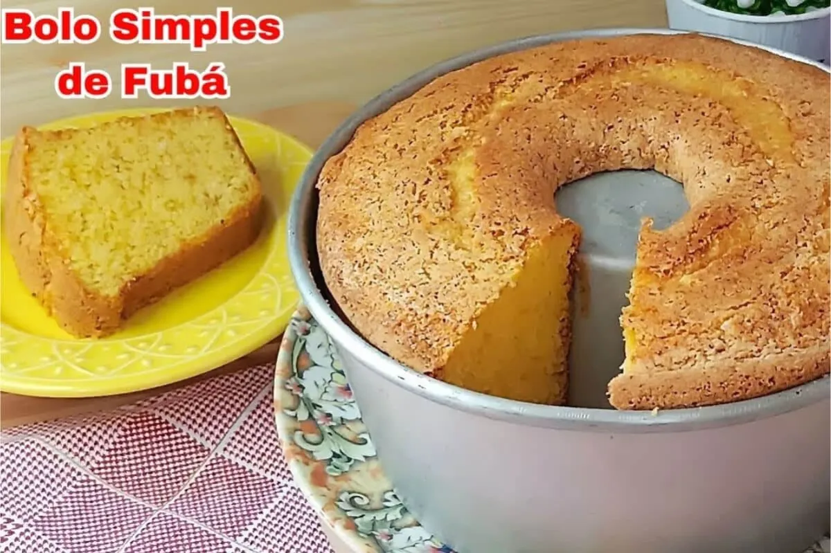 Bolo simples de fubá para acompanhar uma xícara de café agor