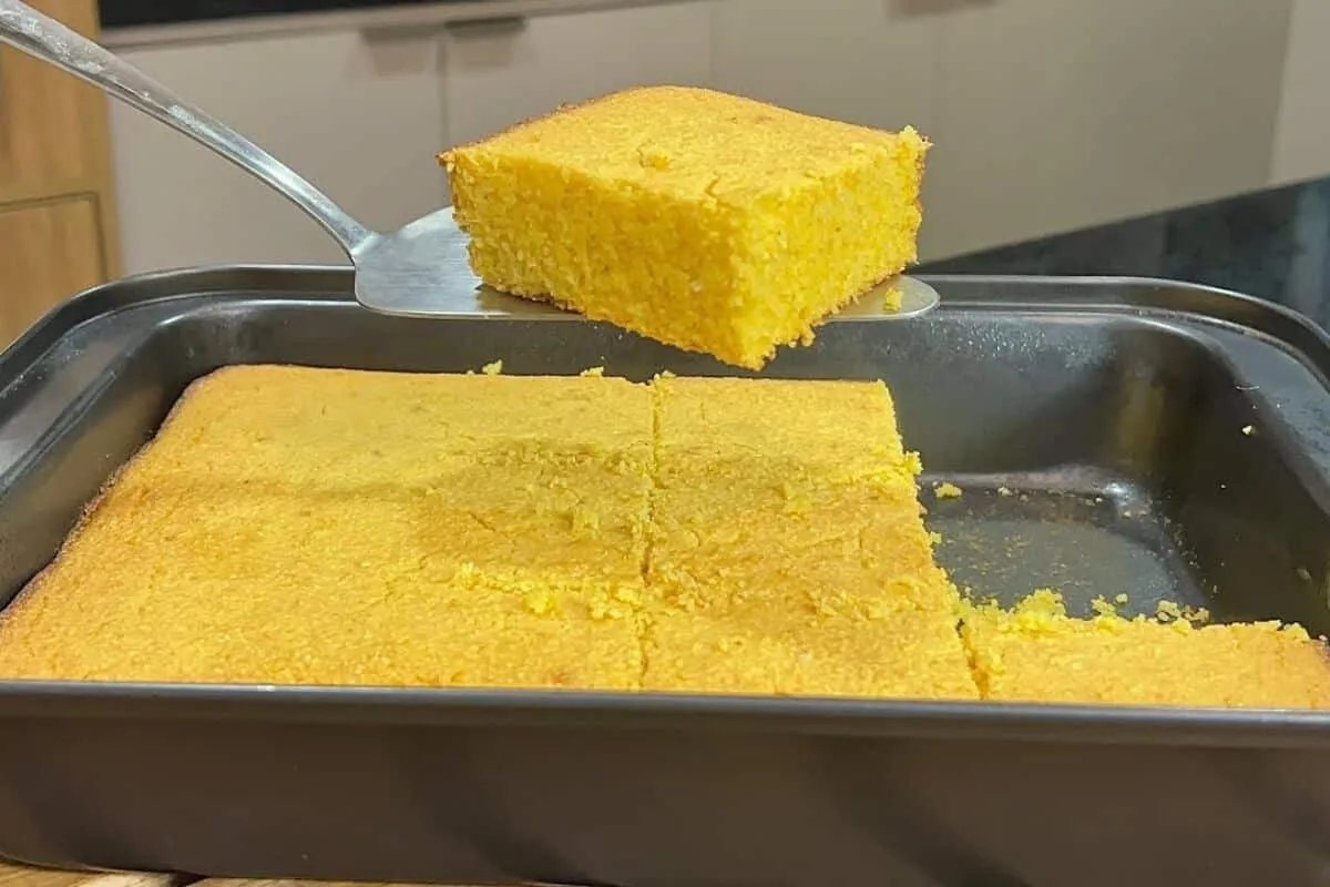 Bolo simples de milho fácil e rápido de preparar para o seu