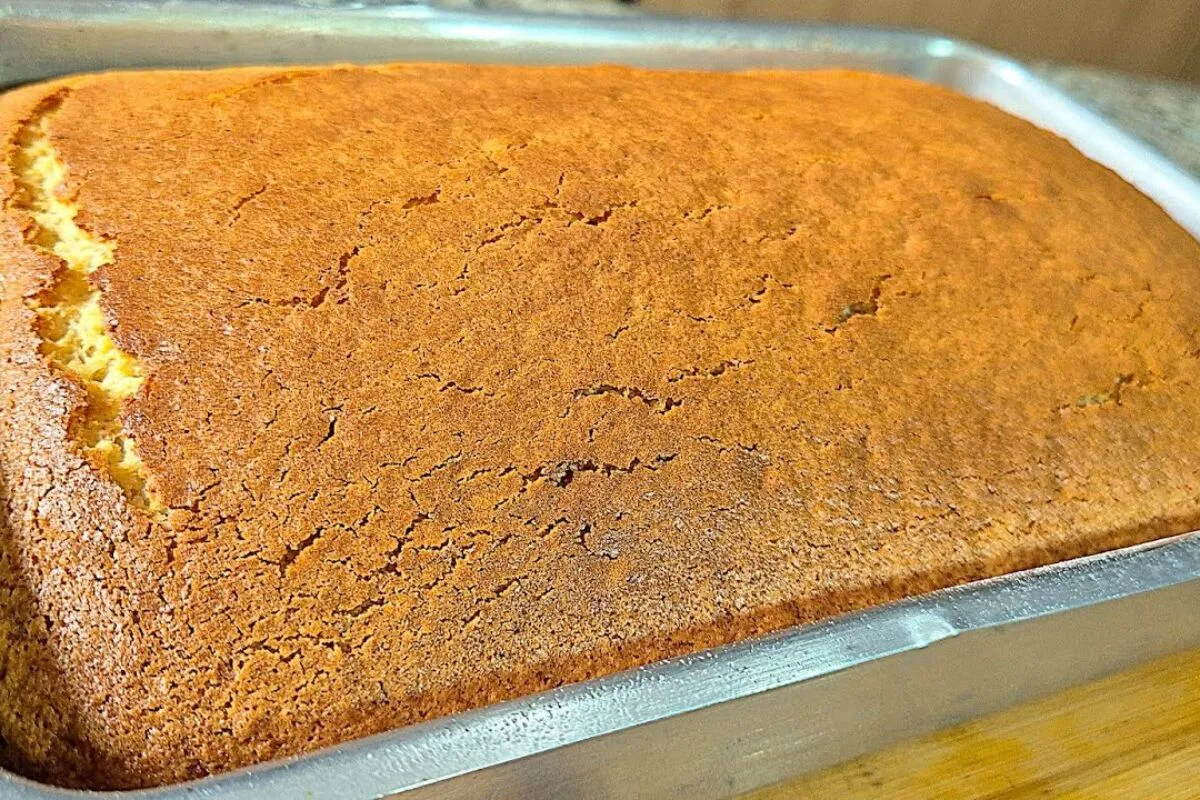 Bolo simples de trigo feito totalmente a mão, perfeito para