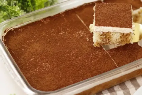 Bolo tiramisu na travessa: confeiteira famosa ensina você a 