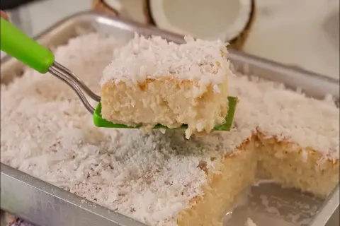 Bolo toalha felpuda bem molhadinho, receita simples que faz 