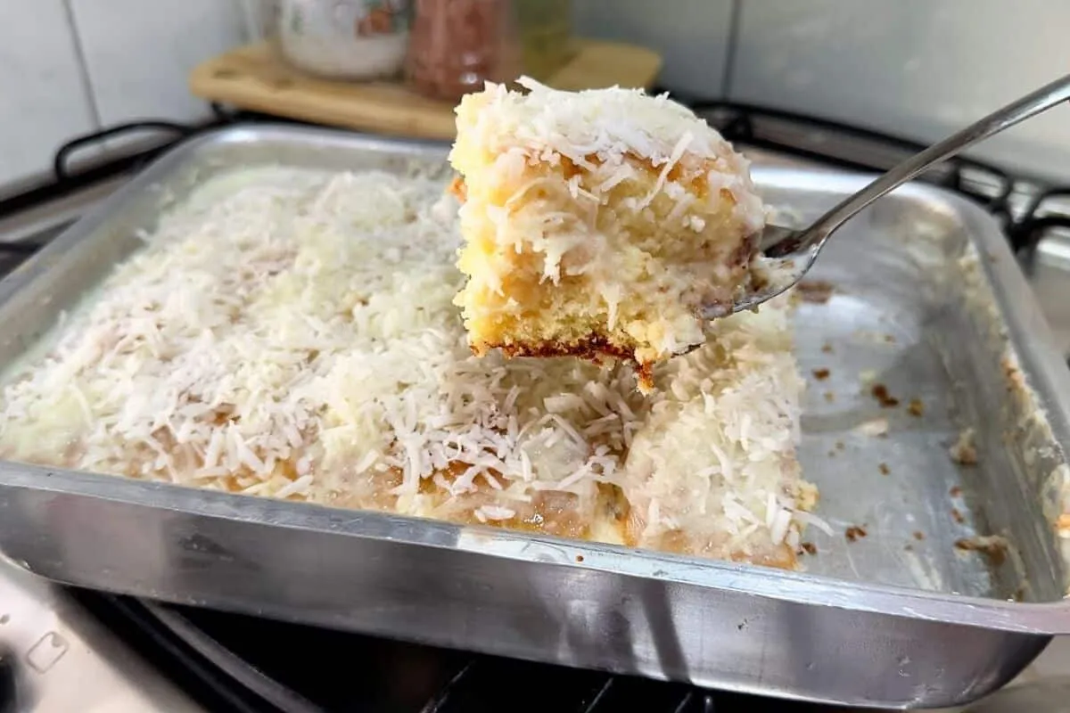 Bolo toalha felpuda super molhadinho: com muito coco, receit