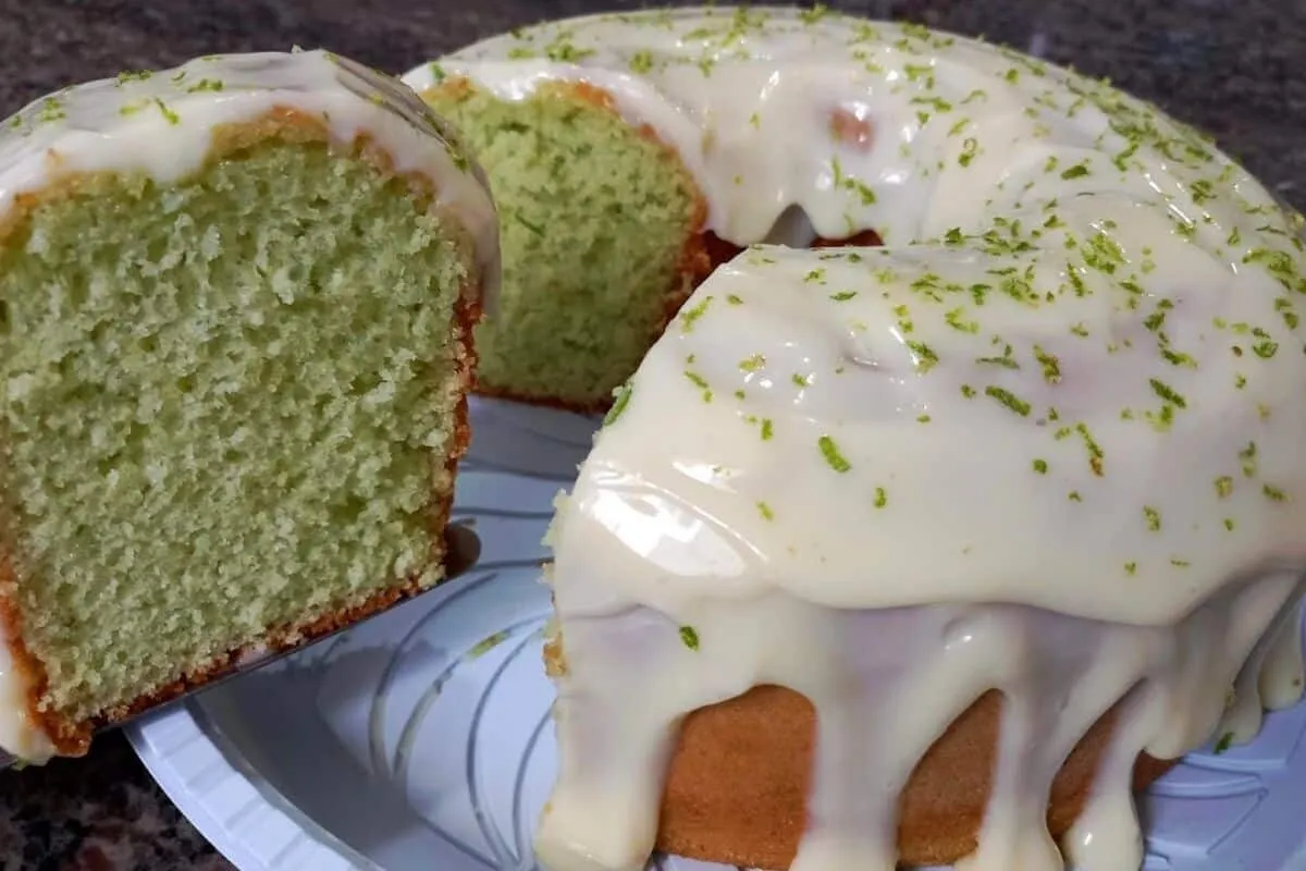 Bolo verde de limão: macio, fofinho, fácil e rápido, com cob