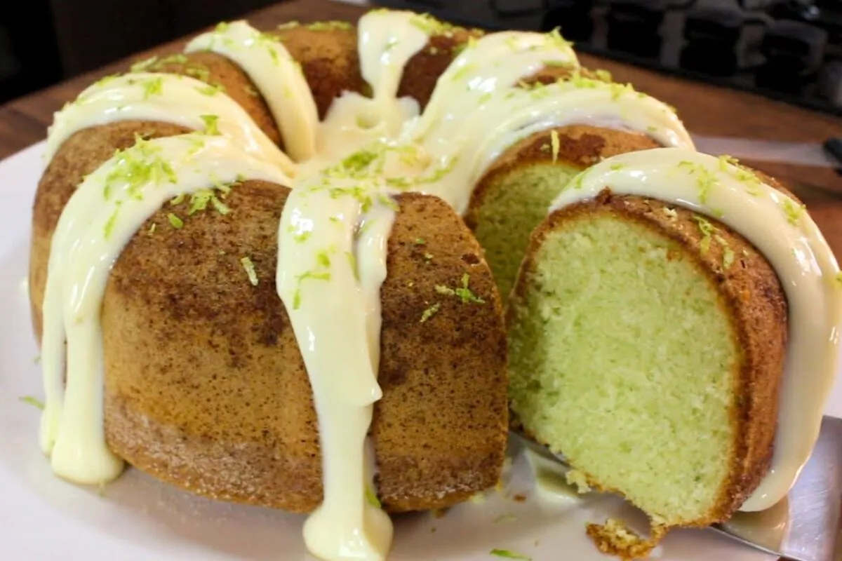Bolo verde de limão, que surpreende pelo visual incrível e p