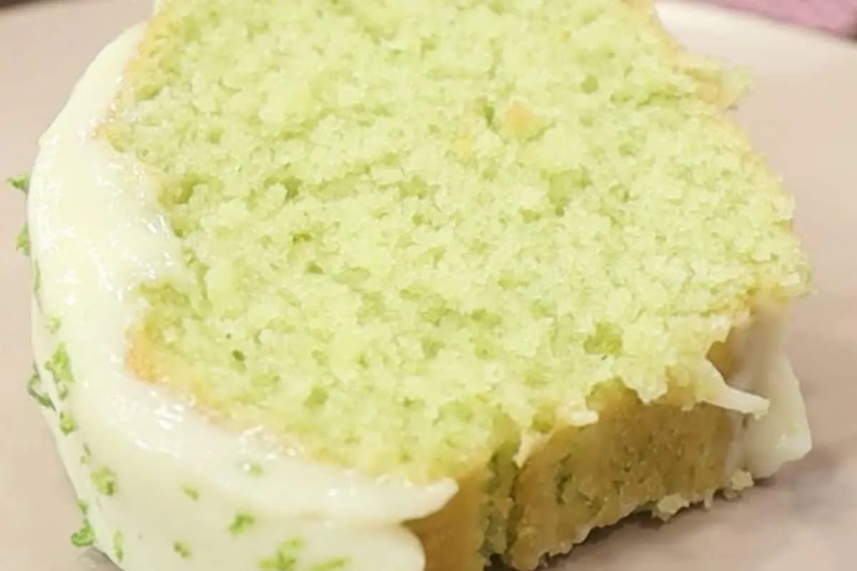 Bolo verde de limão super fofinho e lindo, com uma cobertura