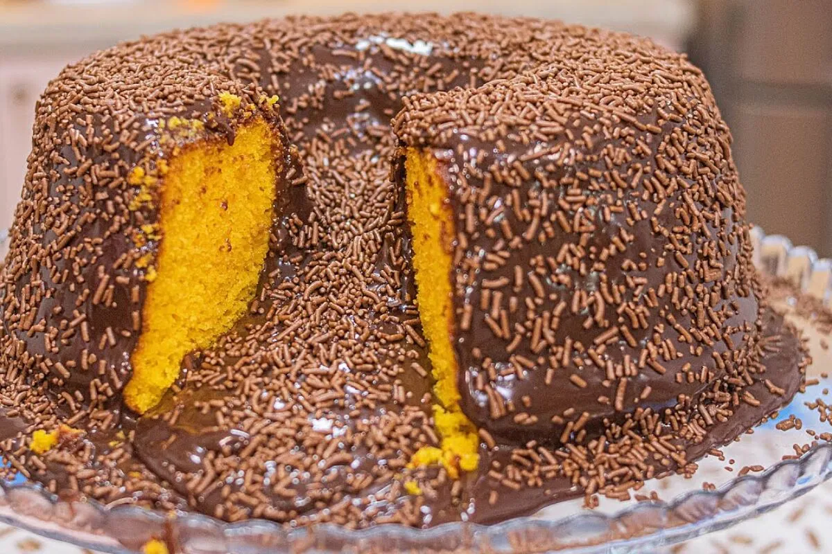 Bolo vulcão de cenoura com calda de chocolate, fofinho, alto