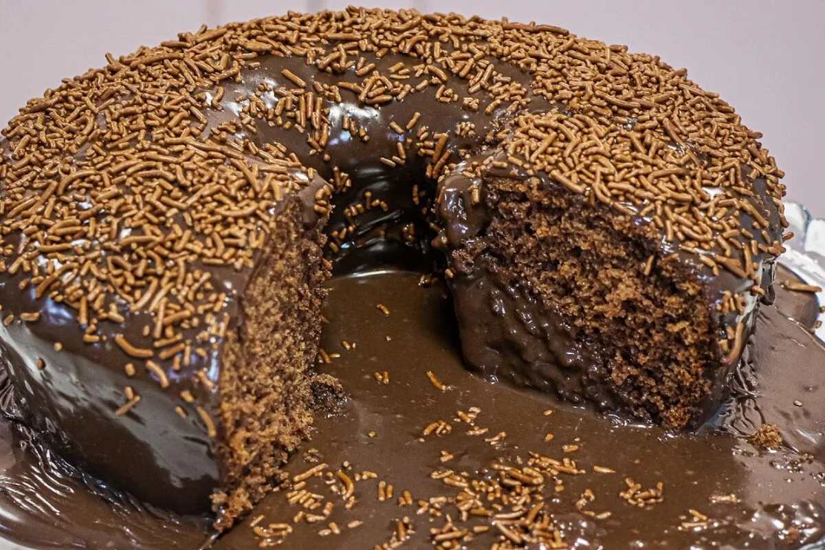 Bolo vulcão de chocolate com muito recheio de comer lambendo