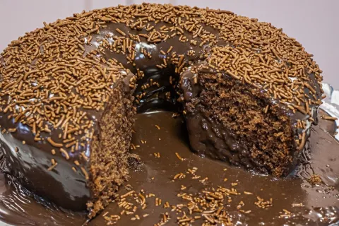 Bolo vulcão de chocolate com muito recheio de comer lambendo