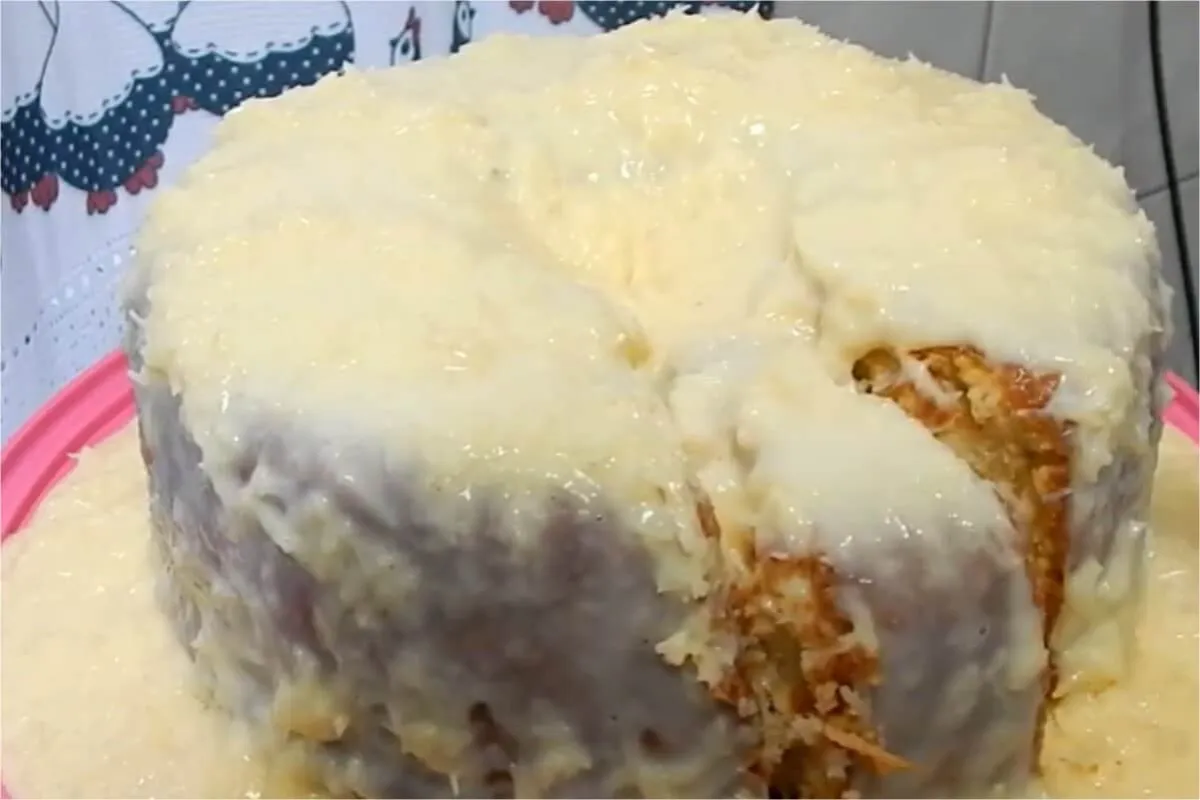 Bolo vulcão de coco que dá água na boca só de olhar de tão i